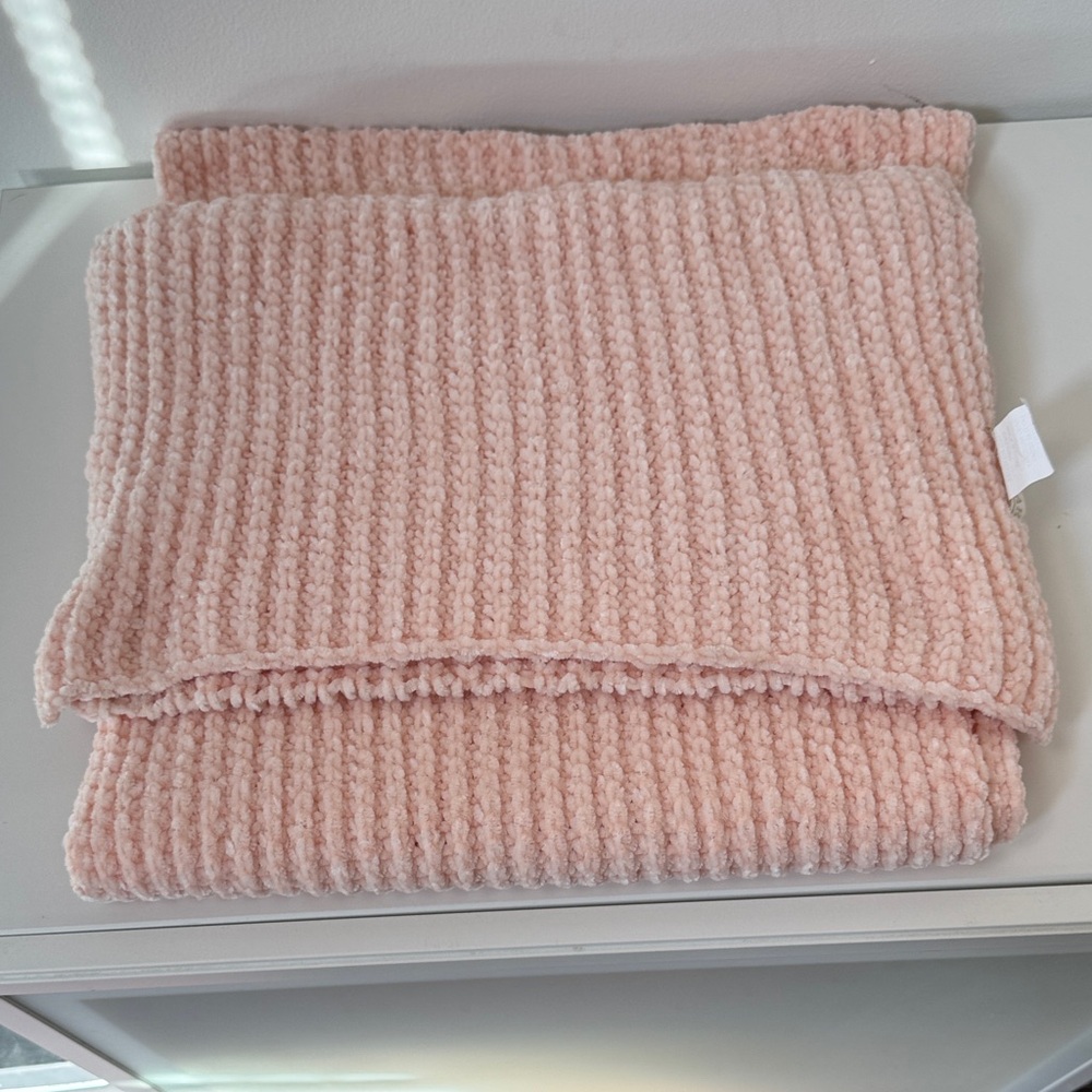 NWOT!!!! Elegant Pink Knit Scarf - Picture 4 of 5